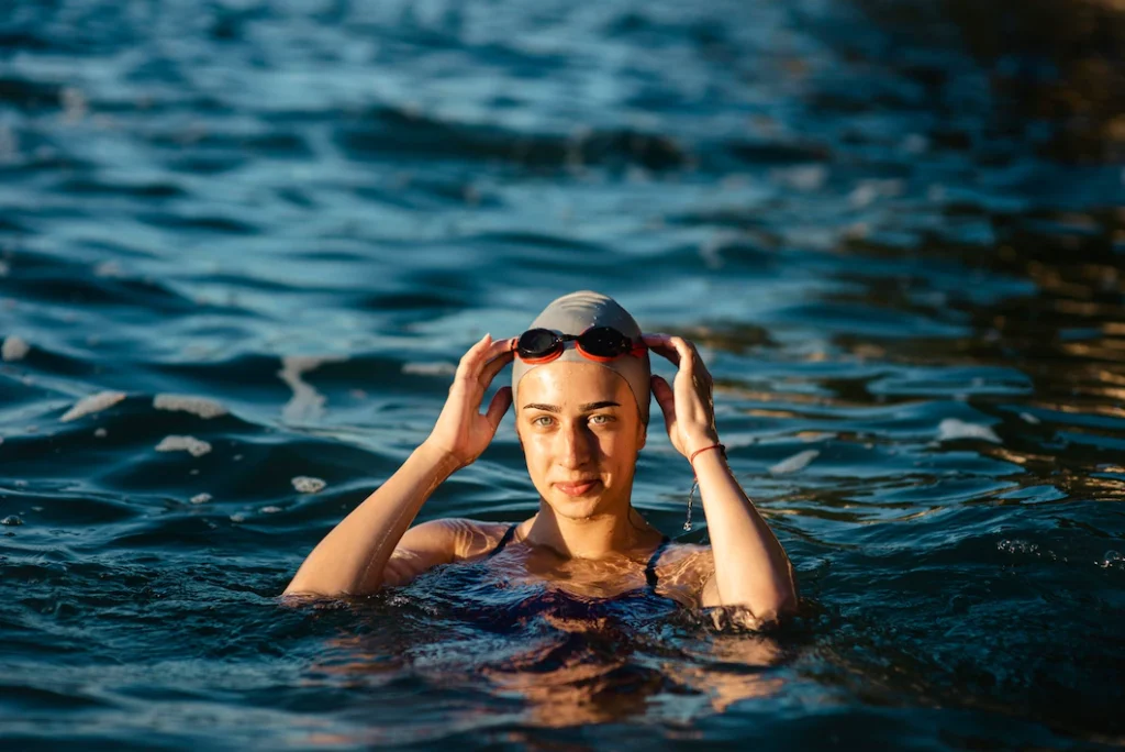 mujer en el mar con gafas de nadar negras
