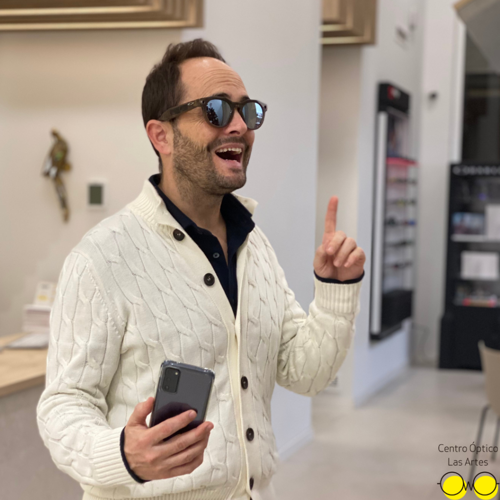 gafas oakley meta graduadas negras con un chico cantando