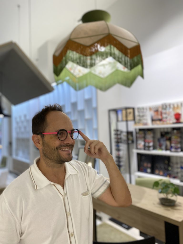 ricardo de centro óptico Las Artes con sus gafas verdes y rosas